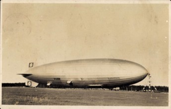 Zeppelin Hindenburg LZ 129 Starrluftschiff am Boden AUFNAHMEDATUM GESCHÄTZT