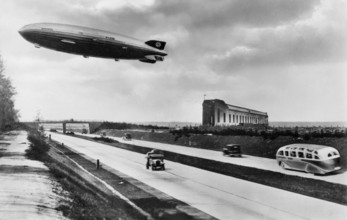 Luftschiff Hindenburg 05/10 teu Zeppelin LZ 129 Hindenburg ca. 1936 über dem Flug- und Luftschiffhafen Rhein-Main an de