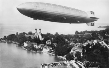 Luftschiff Hindenburg über Friedrichshafen am Bodensee 05 10 teu Zeppelin LZ 129 Hindenburg ca 1936