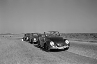 KdF Wagen Drei Modelle des Volkswagen Käfer, oder KdF Wagen, mit offenem und geschlossenem Dach und als Cabrio am Rande
