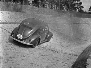 Volkswagen Unterwegs mit dem KdF-Wagen, dem Volkswagen Käfer, Deutschland 1930er Jahre. Travelling by car in the Volkswa