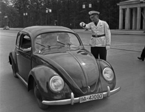 Volkswagen Unterwegs mit dem KdF-Wagen, dem Volkswagen Käfer, Deutschland 1930er Jahre. Travelling by car in the Volkswa