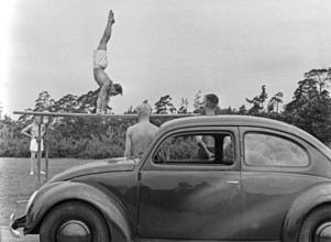 Volkswagen Unterwegs mit dem KdF-Wagen, dem Volkswagen Käfer, Deutschland 1930er Jahre. Travelling by car in the Volkswa