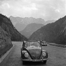 Volkswagen Unterwegs mit dem KdF-Wagen, dem Volkswagen Käfer, Deutschland 1930er Jahre. Travelling by car in the Volkswa