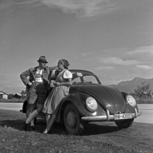 Volkswagen Unterwegs mit dem KdF-Wagen, dem Volkswagen Käfer, Deutschland 1930er Jahre. Travelling by car in the Volkswa