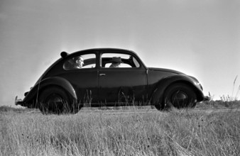 KdF Wagen Der Volkswagen Käfer, oder KdF Wagen, mit offenem Dach auf einer Teststrecke bei Wolfsburg, Deutschland 1930er