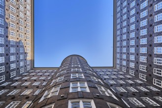 DEU DEUTSCHLAND HAMBURG Gebäude der Sprinkenhof AG im Hamburger Kontorhausviertel im Abendlicht