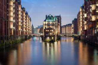 Wasserschloß in der Speicherstadt, dem Unesco Weltkulturerbe, am Abend in Hamburg, Deutschland. Watercastle in Speichers