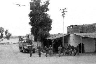 Israel / Palestine: Israeli soldiers advancing to capture Beersheba, Arab-Israeli War, 20 October 1948 Operation Yoav (a