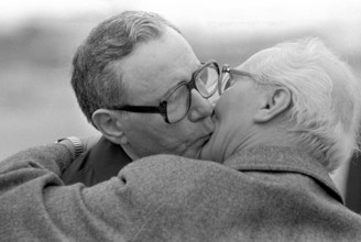Bruderkuss zwischen Andrej Gromyko URS Vorsitzender des Präsidiums des Obersten Sowjets und Erich