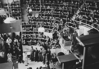 Professor Ferdinand Sauerbruch unterhält sich mit Medizinstudenten im Hörsaal der Charite in Berlin, Deutschland ca. 193