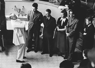 Professor Ferdinand Sauerbruch unterhält sich mit Medizinstudenten im Hörsaal der Charite in Berlin, Deutschland ca. 193