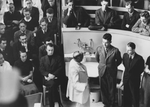 Professor Ferdinand Sauerbruch unterhält sich mit Medizinstudenten im Hörsaal der Charite in Berlin, Deutschland ca. 193