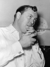 Bill Haley zündet sich eine Zigarette an 1950er jahre Bill Haley lights a cigarette 1950s Copyri