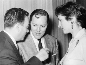 Bill Haley erhält die Goldene Schallplatte für seinen Titel Rock Around The Clock 1955 Bill Haley