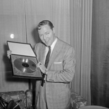 Der amerikanische Rock n Roll Musiker Bill Haley erhält die goldene Schallplatte für seinen Titel Ro