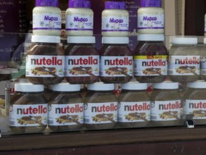 SYMBOLBILD-10.AUGUST 24 - VERZEHR-ESSEN Nutella Glaeser in Doppelreihe stehen in einem