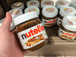 Arco, Italy - July 16, 2024: A man holds a jar of Nutella from Ferrero in an Italian supermarket *** Ein Mann hält ein G