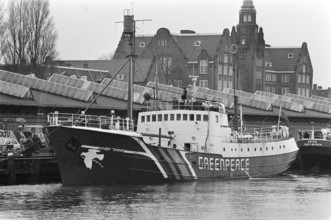 Anefo photo collection. Rainbow Warrior from Aktieggroep Greenpeace before departure to New Foundland in Amsterdam port.