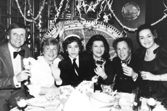 Archiv Sohn Helen Donath Opernsaengerin Ehemann und Gaesten Muenchen 1981 Archiv Motive Helen Donath Sylvester Gaeste Mu