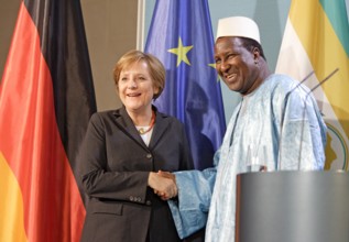 Angela MERKEL Bundeskanzlerin und CDU Vorsitzende und Alpha Oumar KonarÄ Praesident der Kommis