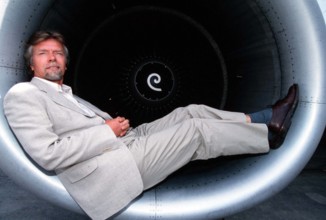 Unternehmer Richard Branson entspannt sich in einem Triebwerk PUBLICATIONxNOTxINxUK