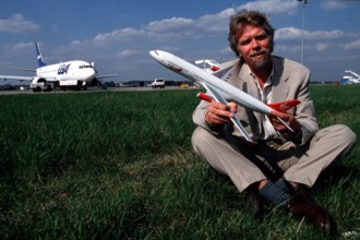 Unternehmer Richard Branson mit einem Modell Flugzeug der Airline - Virgin Atlantic Airways - PUBLICATIONxNOTxINxUK