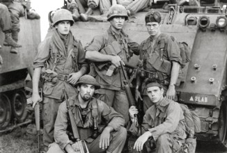 Charlie Sheen, Tom Berenger, Willem Dafoe, Kevin Dillon, Francesco Quinn, Platoon 1986. PUBLICATIONxINxGERxSUIxAUTxONLY