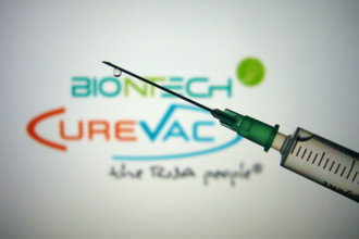 ARCHIVFOTO: Curevac verklagt Biontech. Themenbild,Symbolfoto:Corona Impfstoff. Eine Hand in Gummihandschuhe gehuellt hae
