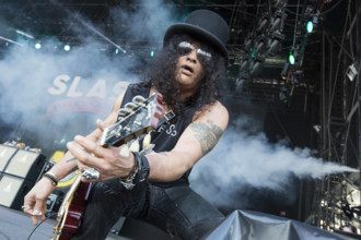 19/ Konzert: Slash, Saenger und Gitarrist Slash (Saul Hudson) beim Rock am Ring Festival am 06.06.2015 auf dem Flugplatz