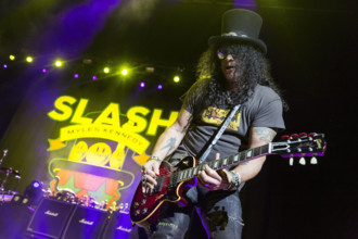 19/ Slash featuring Myles Kennedy and The Conspirators, Gitarrist Slash (Saul Hudson) live in der Berliner Verti Music H