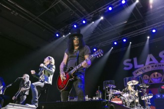 Myles Kennedy und Slash live in der Alsterdorfer Sporthalle Hamburg 03 03 2019 *** Myles Kennedy a