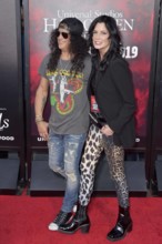 Slash mit Freundin Meegan Hodges bei der Eröffnung der Halloween Horror Nights 2019 in den Universal Studios Hollywood.