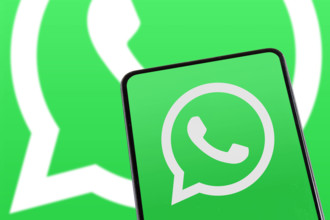 WhatsApp Logo Messenger App Message auf einem Handy und Computer Bildschirm
