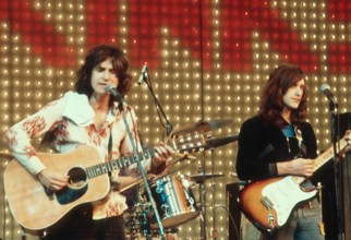 The Kinks on Midnight Special TV Show circa 1974 PUBLICATIONxNOTxINxUSA Copyright: xJeffreyxMayerx/xRockxNegativesx/xMed