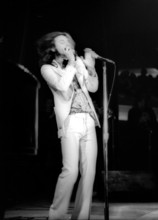 The Kinks in concert circa 1974 PUBLICATIONxNOTxINxUSA Copyright: xJeffreyxMayerx/xRockxNegativesx/xMediaPunchx