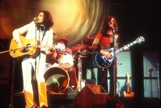 The Kinks on Midnight Special TV Show circa 1974 PUBLICATIONxNOTxINxUSA Copyright: xJeffreyxMayerx/xRockxNegativesx/xMed
