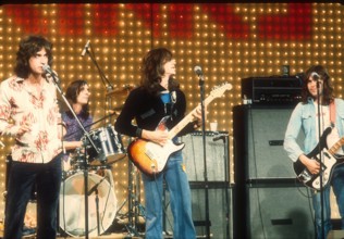 The Kinks on Midnight Special TV Show circa 1974 PUBLICATIONxNOTxINxUSA Copyright: xJeffreyxMayerx/xRockxNegativesx/xMed