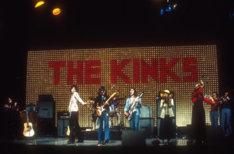 The Kinks on Midnight Special TV Show circa 1974 PUBLICATIONxNOTxINxUSA Copyright: xJeffreyxMayerx/xRockxNegativesx/xMed