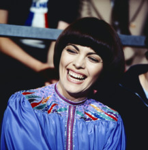 HITPARADE Hitparade, ZDF Musiksendung, Auftritt der französischen Sängerin Mireille Mathieu, 1978. Hitparade, ZDF music