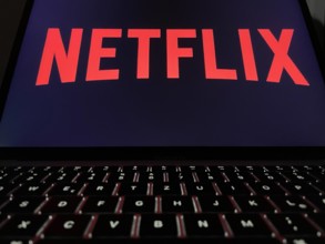 Das Logo von Netflix auf einem Apple Laptop. 07.08.2023 *** The logo of Netflix on an Apple laptop 07 08 2023