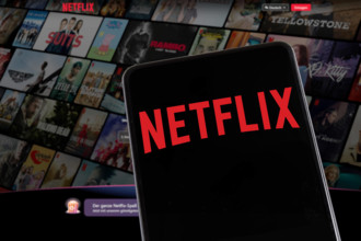 Netflix Logo Website auf einem Handy und Computer Bildschirm