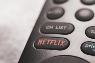 Netflix will Account-Sharing vermeiden Symbolbild: Netflix Logo auf Fernbedienung am 02.02.2023. Netflix will Account-Sh