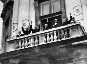 Bildnummer: 55881164  Datum: 01.01.1955  Copyright: imago/United Archives
Waving to the Viennese
