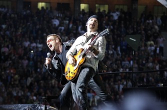 8/ Konzert: U2, Sänger Bono (Paul David Hewson), The Edge (David Howell Evans, Gitarre), im Berliner Olympiastadion, Roc