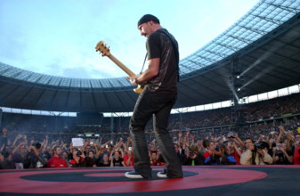 1/ Konzert: U2 im Berliner OlympiaStadion, Gitarrist David The Edge Evans, Open Air, Publikum, Zuschauer, Fans, Fuesse,