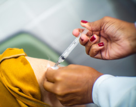 ILHABELA, SP - 30.08.2024: VACINA - Application of hepatitis vaccine at a basic health unit in the Perequê neighborhood,