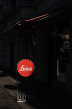 Fahrradständer mit Leica Schriftzug vor dem Leica Store in der Fasanenstraße Berlin Charlottenburg-Wilmersdorf Berlin De