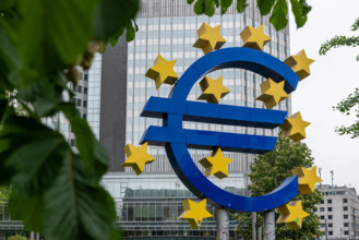 Euro-Skulptur vor Hochhäusern im Bankenviertel Frankfurt am Main
