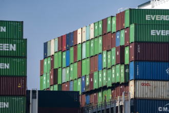 Einlauf eines der mit 400 Meter Länge weltweit größten Containerschiffe der Welt EVERGREEN Ever Glory IMO 9786839 MMSI 6